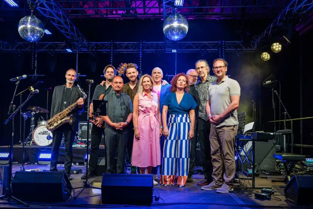 Alle acht Musikerinnen und Musiker stehen nach dem Konzert nebeneinander auf der Bühne